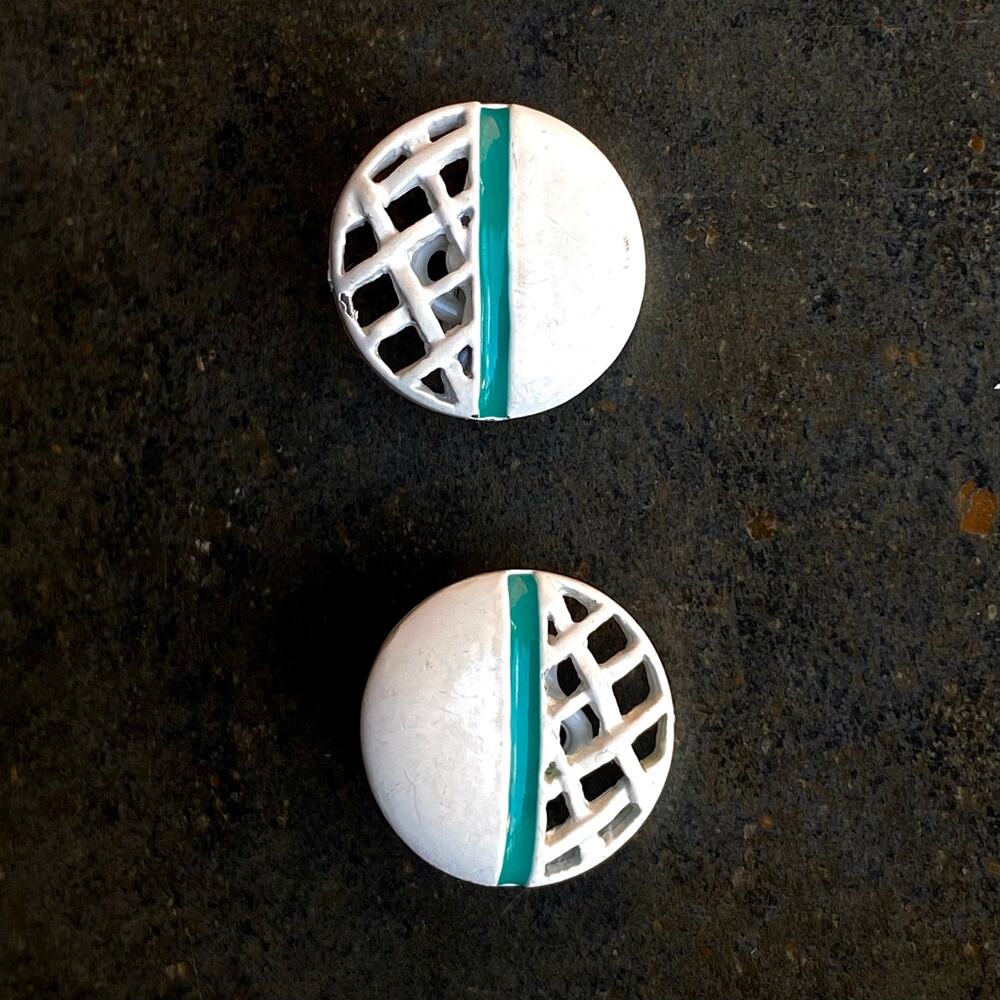 Vtg 80s 90s White Green Round Crosshatch Clip-on Earrings